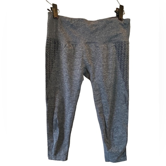 Lorna Jane Gray Seamless Capri Leggings Size Medium - Picture 1 of 12